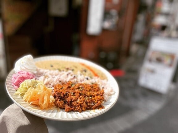 日本初! 生ドライカレー専門店キーマモンスターが間借りで新宿にオープン!