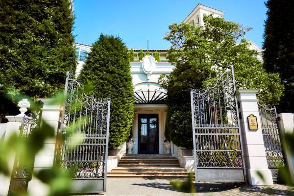 『アリス・イン・ストロベリーランド』アリスが迷い込んだ“不思議の国”をイメージしたクラシカル＆キュートないちごデザートブッフェを限定開催！