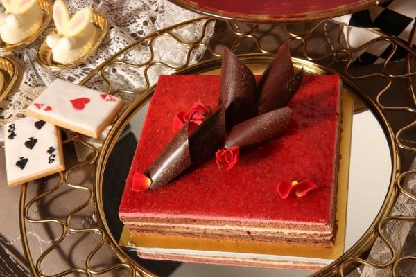 『アリス・イン・ストロベリーランド』アリスが迷い込んだ“不思議の国”をイメージしたクラシカル＆キュートないちごデザートブッフェを限定開催！