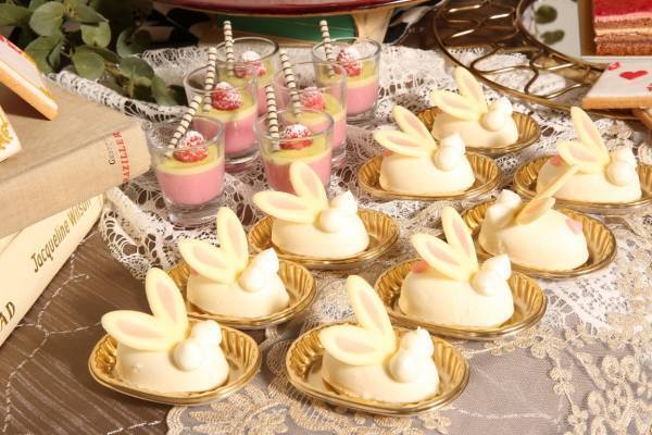 『アリス・イン・ストロベリーランド』アリスが迷い込んだ“不思議の国”をイメージしたクラシカル＆キュートないちごデザートブッフェを限定開催！