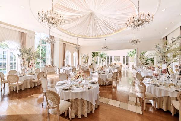 『アリス・イン・ストロベリーランド』アリスが迷い込んだ“不思議の国”をイメージしたクラシカル＆キュートないちごデザートブッフェを限定開催！