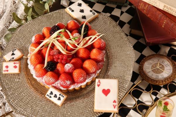 『アリス・イン・ストロベリーランド』アリスが迷い込んだ“不思議の国”をイメージしたクラシカル＆キュートないちごデザートブッフェを限定開催！