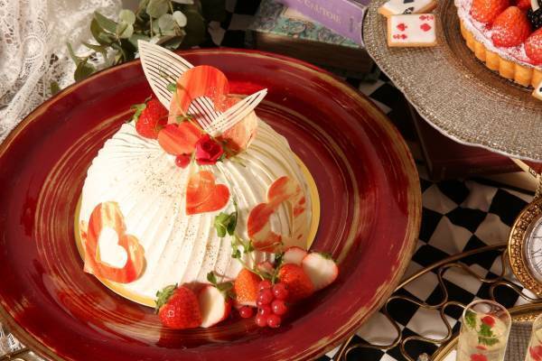 『アリス・イン・ストロベリーランド』アリスが迷い込んだ“不思議の国”をイメージしたクラシカル＆キュートないちごデザートブッフェを限定開催！