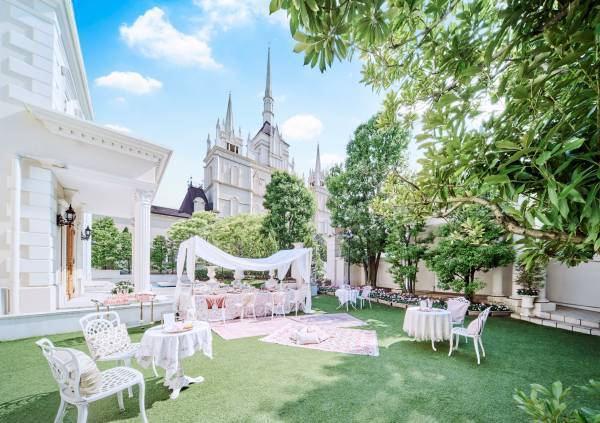 『アリス・イン・ストロベリーランド』アリスが迷い込んだ“不思議の国”をイメージしたクラシカル＆キュートないちごデザートブッフェを限定開催！