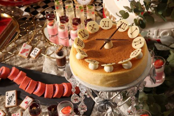 『アリス・イン・ストロベリーランド』アリスが迷い込んだ“不思議の国”をイメージしたクラシカル＆キュートないちごデザートブッフェを限定開催！