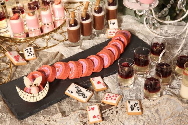 『アリス・イン・ストロベリーランド』アリスが迷い込んだ“不思議の国”をイメージしたクラシカル＆キュートないちごデザートブッフェを限定開催！