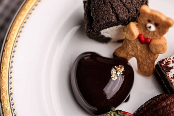 ワンちゃん同伴可能！ バレンタインシーズンに、チョコレートとベリー満載のときめきスイーツが勢ぞろい！ 『ブリティッシュショコラアフタヌーンティー』期間限定販売