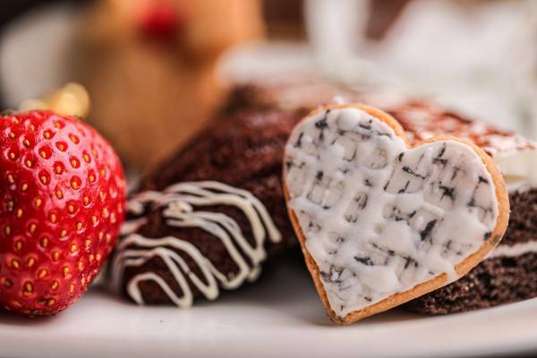 ワンちゃん同伴可能！ バレンタインシーズンに、チョコレートとベリー満載のときめきスイーツが勢ぞろい！ 『ブリティッシュショコラアフタヌーンティー』期間限定販売