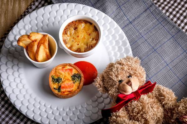 ワンちゃん同伴可能！ バレンタインシーズンに、チョコレートとベリー満載のときめきスイーツが勢ぞろい！ 『ブリティッシュショコラアフタヌーンティー』期間限定販売