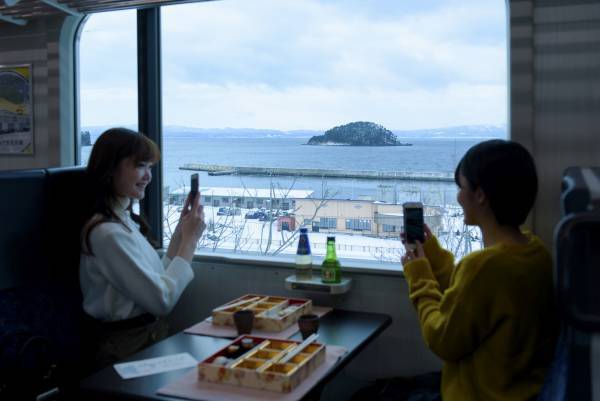 【青森屋】 地酒と地元料理を楽しみながら雪景色を満喫！「酒のあで雪見列車」運行｜運行日：2022年2月5日、6日、12日、13日、19日、20日、26日、27日