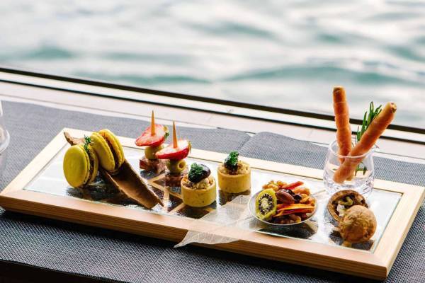 【星のや富士】ダイヤモンド富士を目前に湖上に浮かぶテラスで美酒を嗜む 「湖上の絶景アペリティフ」今年も開催｜期間：2022年10月20日〜11月30日