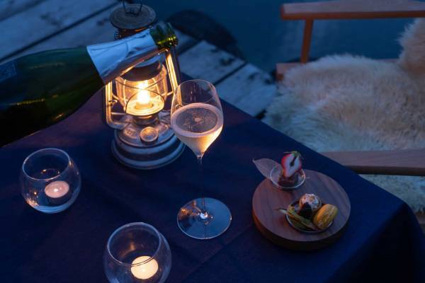 【星のや富士】ダイヤモンド富士を目前に湖上に浮かぶテラスで美酒を嗜む 「湖上の絶景アペリティフ」今年も開催｜期間：2022年10月20日〜11月30日