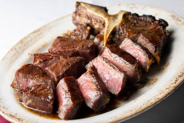 NYの有名店『ベンジャミンステーキハウス』が初のコラボ！ 河口湖で最上級のグランピング体験。