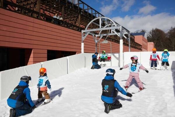 【リゾナーレ八ヶ岳】初めてのスノーアクティビティを楽しむ「スノーデビューの聖地」がパワーアップ ～ホテル内で自由に雪に触れられる「雪の遊び場」が登場～｜期間：2022年12月19日～2023年3月24日