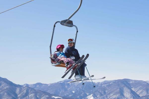 【リゾナーレ八ヶ岳】初めてのスノーアクティビティを楽しむ「スノーデビューの聖地」がパワーアップ ～ホテル内で自由に雪に触れられる「雪の遊び場」が登場～｜期間：2022年12月19日～2023年3月24日