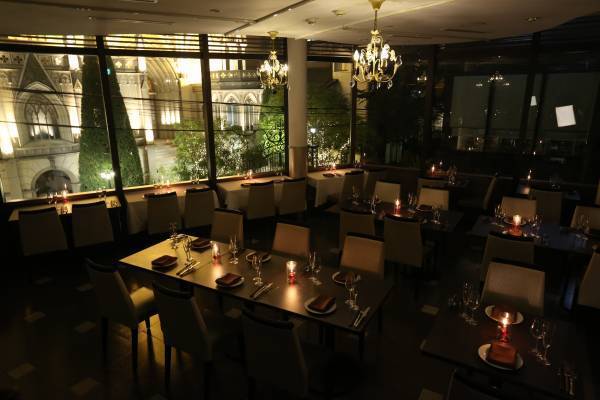 夜の女子会におすすめ！輝く大聖堂を見ながら楽しめるハイティー『ディナーdeアフタヌーンティー』新登場【表参道】