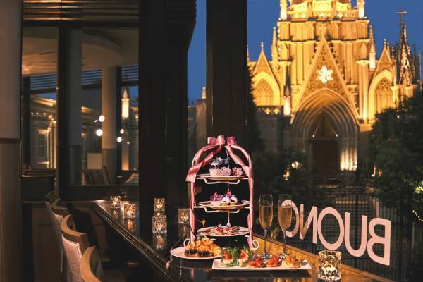 夜の女子会におすすめ！輝く大聖堂を見ながら楽しめるハイティー『ディナーdeアフタヌーンティー』新登場【表参道】