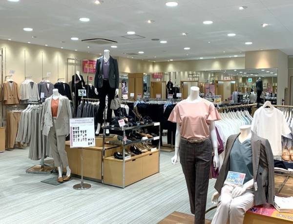 ネットとリアルを融合した「洋服の青山」の独自システム『デジラボ』 今期は120店に新導入！～“全国の店在庫”から商品を選んで店で試着・採寸～