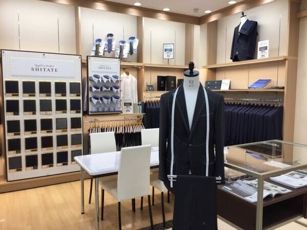 ネットとリアルを融合した「洋服の青山」の独自システム『デジラボ』 今期は120店に新導入！～“全国の店在庫”から商品を選んで店で試着・採寸～