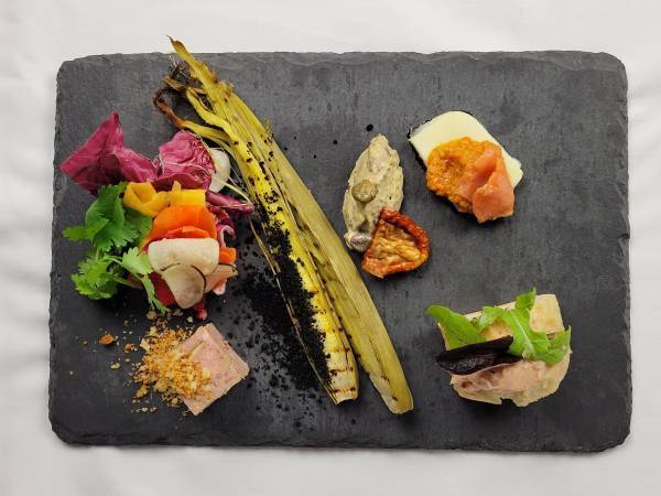 WINE CASA GRECO3号店　1周年記念特別コース　隠れ家レストランで 独創的なフレンチ割烹とワインのマリアージュを