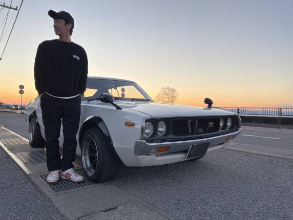 漫才師テンダラー浜本がプロデュースする旧車ファンに愛されたYoutubeチャンネルから誕生したアパレル・グッズアイテムが2月15日(火)より販売開始。