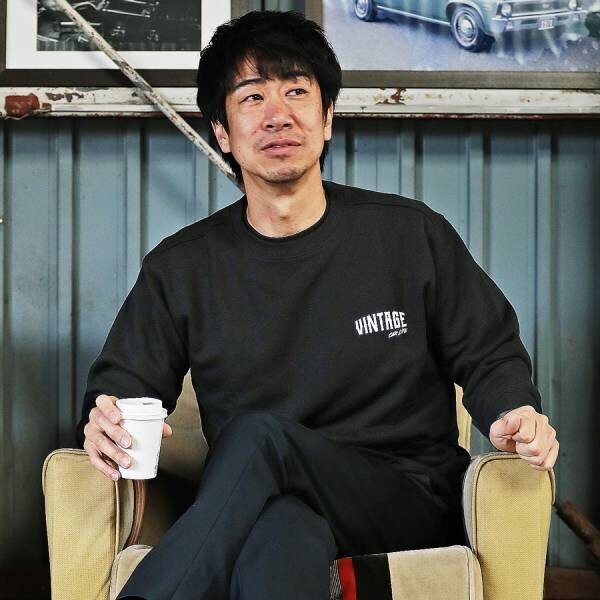 漫才師テンダラー浜本がプロデュースする旧車ファンに愛されたYoutubeチャンネルから誕生したアパレル・グッズアイテムが2月15日(火)より販売開始。