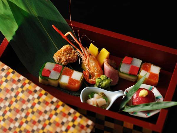 【界 箱根】「箱根寄木細工職人の工房を訪ねるツアー」開催　会席料理やコースター作りも｜期間：2022年5月6日～7月29日