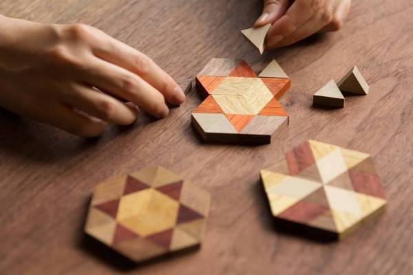 【界 箱根】「箱根寄木細工職人の工房を訪ねるツアー」開催　会席料理やコースター作りも｜期間：2022年5月6日～7月29日