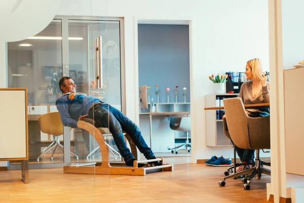 【オフィスでセルフ整体ストレッチ】腰痛・肩こりによる生産性の低下を防ぐ健康経営支援サービスの提供を開始