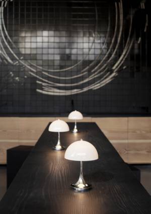 【人気のポータブルランプに新機能追加】ワイヤレス充電にも対応した 「パンテラポータブル V2」が新色をまとって登場