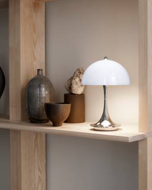 【人気のポータブルランプに新機能追加】ワイヤレス充電にも対応した 「パンテラポータブル V2」が新色をまとって登場