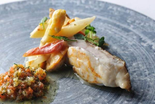 【奥入瀬渓流ホテル】フレンチレストラン「Sonore(ソノール)」で山菜、栗蟹、雪の下人参などの春の味覚を堪能できる期間限定メニューを提供｜期間：2022年4月15日～7月19日