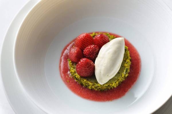 【奥入瀬渓流ホテル】フレンチレストラン「Sonore(ソノール)」で山菜、栗蟹、雪の下人参などの春の味覚を堪能できる期間限定メニューを提供｜期間：2022年4月15日～7月19日