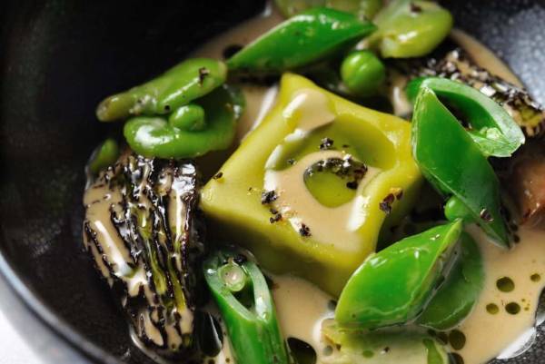 【奥入瀬渓流ホテル】フレンチレストラン「Sonore(ソノール)」で山菜、栗蟹、雪の下人参などの春の味覚を堪能できる期間限定メニューを提供｜期間：2022年4月15日～7月19日