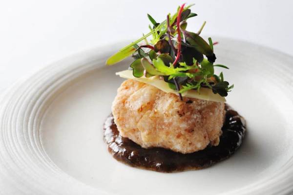 【奥入瀬渓流ホテル】フレンチレストラン「Sonore(ソノール)」で山菜、栗蟹、雪の下人参などの春の味覚を堪能できる期間限定メニューを提供｜期間：2022年4月15日～7月19日