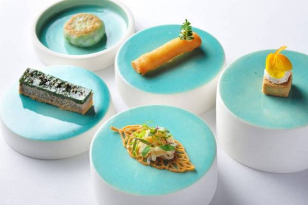 【奥入瀬渓流ホテル】フレンチレストラン「Sonore(ソノール)」で山菜、栗蟹、雪の下人参などの春の味覚を堪能できる期間限定メニューを提供｜期間：2022年4月15日～7月19日