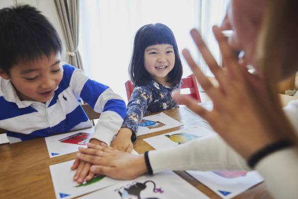 こども向け英語家庭教師の「おうちインター」、兄弟姉妹や友達と一緒に自宅でレッスンできる「ペア割」「トリプル割」をスタート