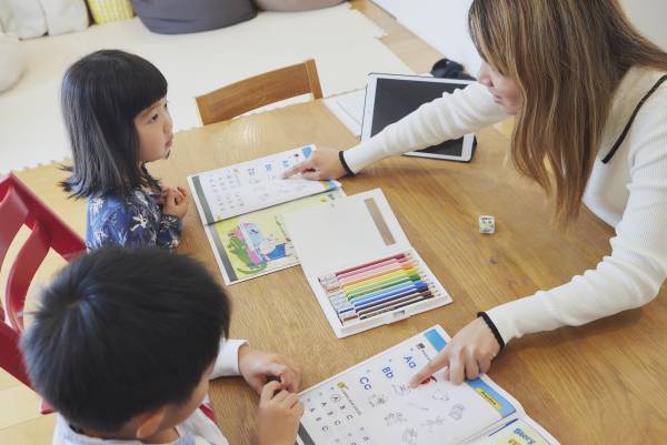 こども向け英語家庭教師の「おうちインター」、兄弟姉妹や友達と一緒に自宅でレッスンできる「ペア割」「トリプル割」をスタート