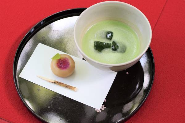 小石川後楽園　蓮の花の見ごろに合わせた夏の早朝開園