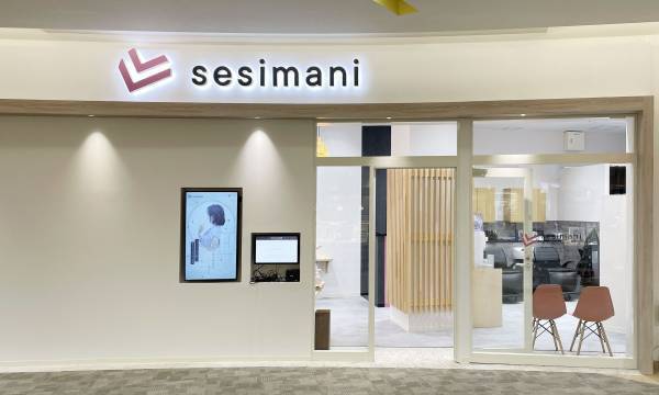 髪と頭皮を傷めずにヘアカラー　50年先も、ずっと。