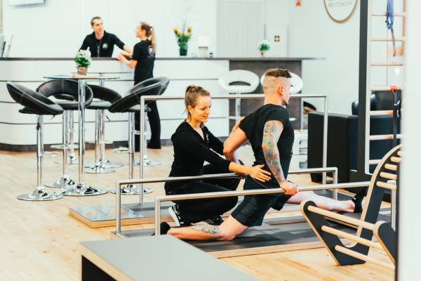 三重県桑名市初導入　家具職人が作った木製ストレッチ器具fiveをHaru Body Careに納品