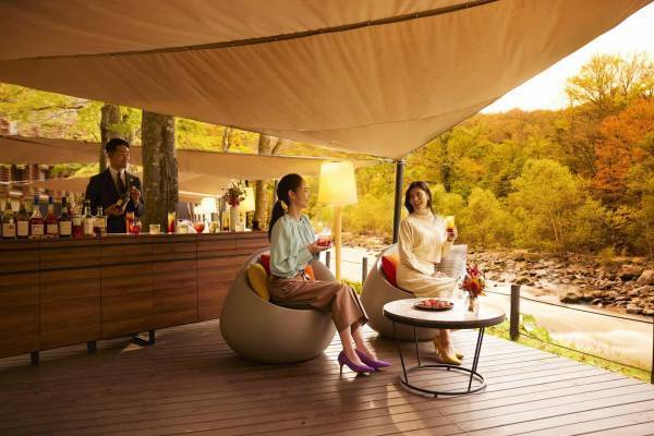 【奥入瀬渓流ホテル】錦秋の奥入瀬渓流でせせらぎと紅葉を堪能できる「渓流紅葉ラウンジ」誕生｜期間：2022年10月1日～11月7日