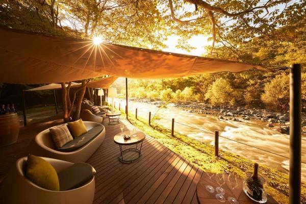 【奥入瀬渓流ホテル】錦秋の奥入瀬渓流でせせらぎと紅葉を堪能できる「渓流紅葉ラウンジ」誕生｜期間：2022年10月1日～11月7日