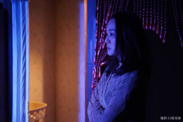 小松台東 最新作『左手と右手』開幕 舞台写真公開　カンフェティでチケット発売中