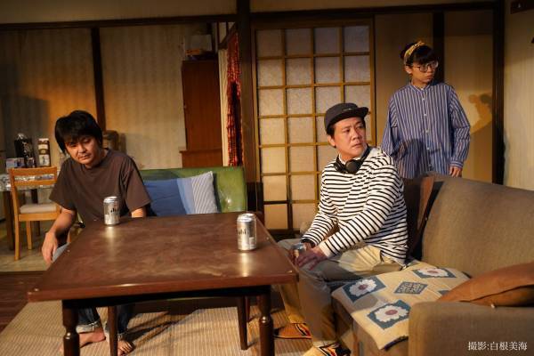 小松台東 最新作『左手と右手』開幕 舞台写真公開　カンフェティでチケット発売中