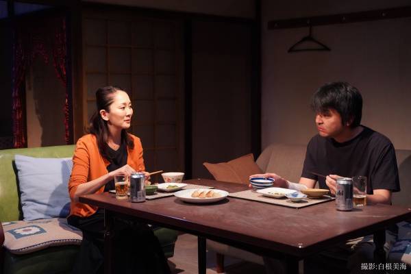 小松台東 最新作『左手と右手』開幕 舞台写真公開　カンフェティでチケット発売中