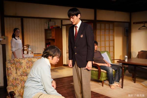 小松台東 最新作『左手と右手』開幕 舞台写真公開　カンフェティでチケット発売中