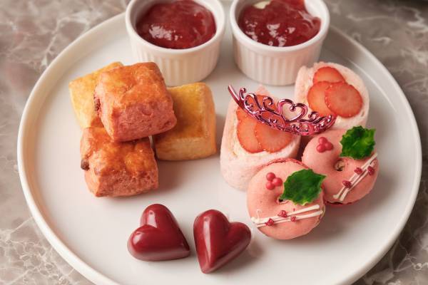 【横浜・大宮】レッド×ピンクのスイーツでエレガントな女性を表現『ストロベリー・フェスティブ アフタヌーンティー』限定販売