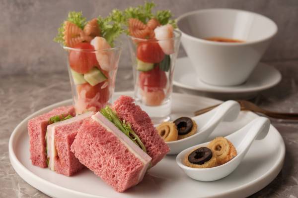 【横浜・大宮】レッド×ピンクのスイーツでエレガントな女性を表現『ストロベリー・フェスティブ アフタヌーンティー』限定販売