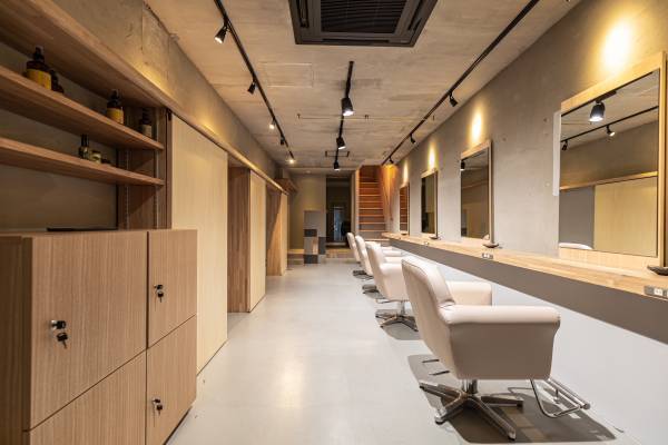 京都・三条商店街のヘアサロン『Ashe oleng』では一人ひとりの髪の悩みに寄り沿った提案が魅力。ワンランク上の美容師を目指したい方へ向けた求人情報も！Findビューティーで情報を公開